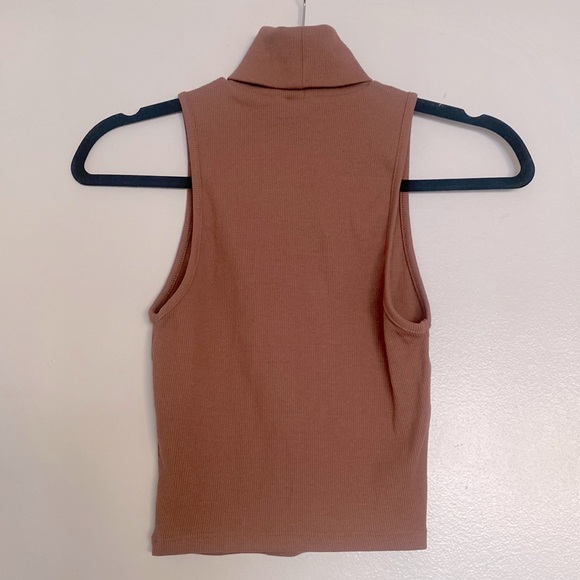 Sleeveless Cropped Turtleneck - Picture 2 of 4